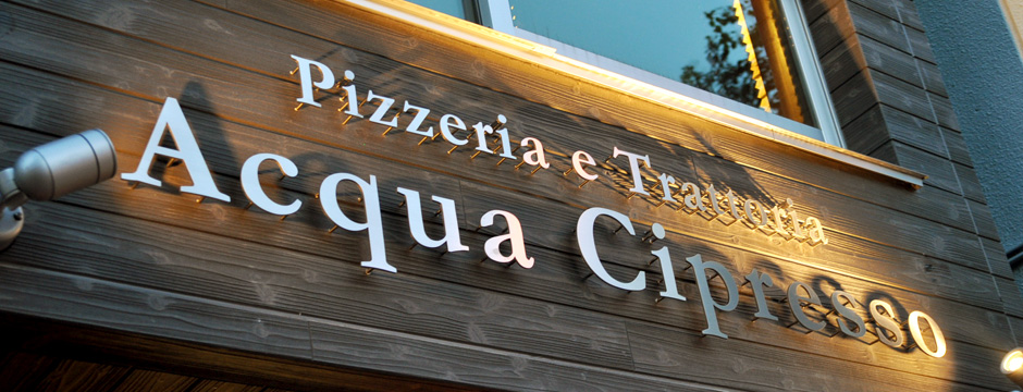 アクアチプレッソは赤い扉とこの看板が目印です